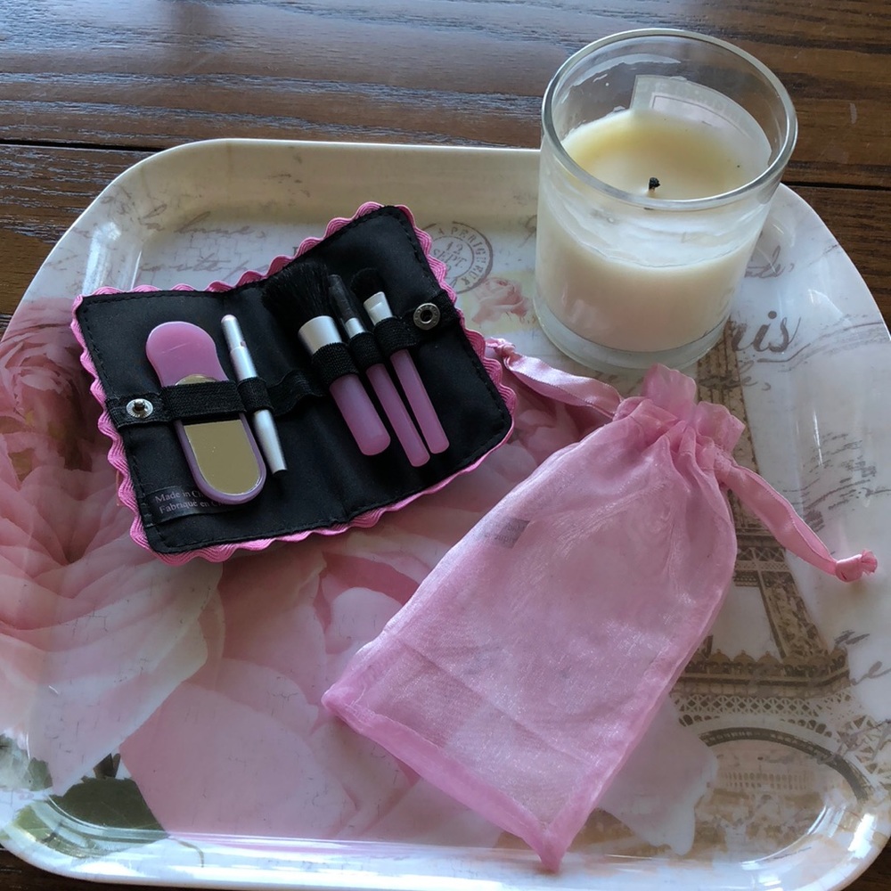 Mini makeup brush set and mirror!